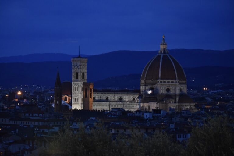 Balade nocturne Florence art illumin Toscane travel tourism landmark